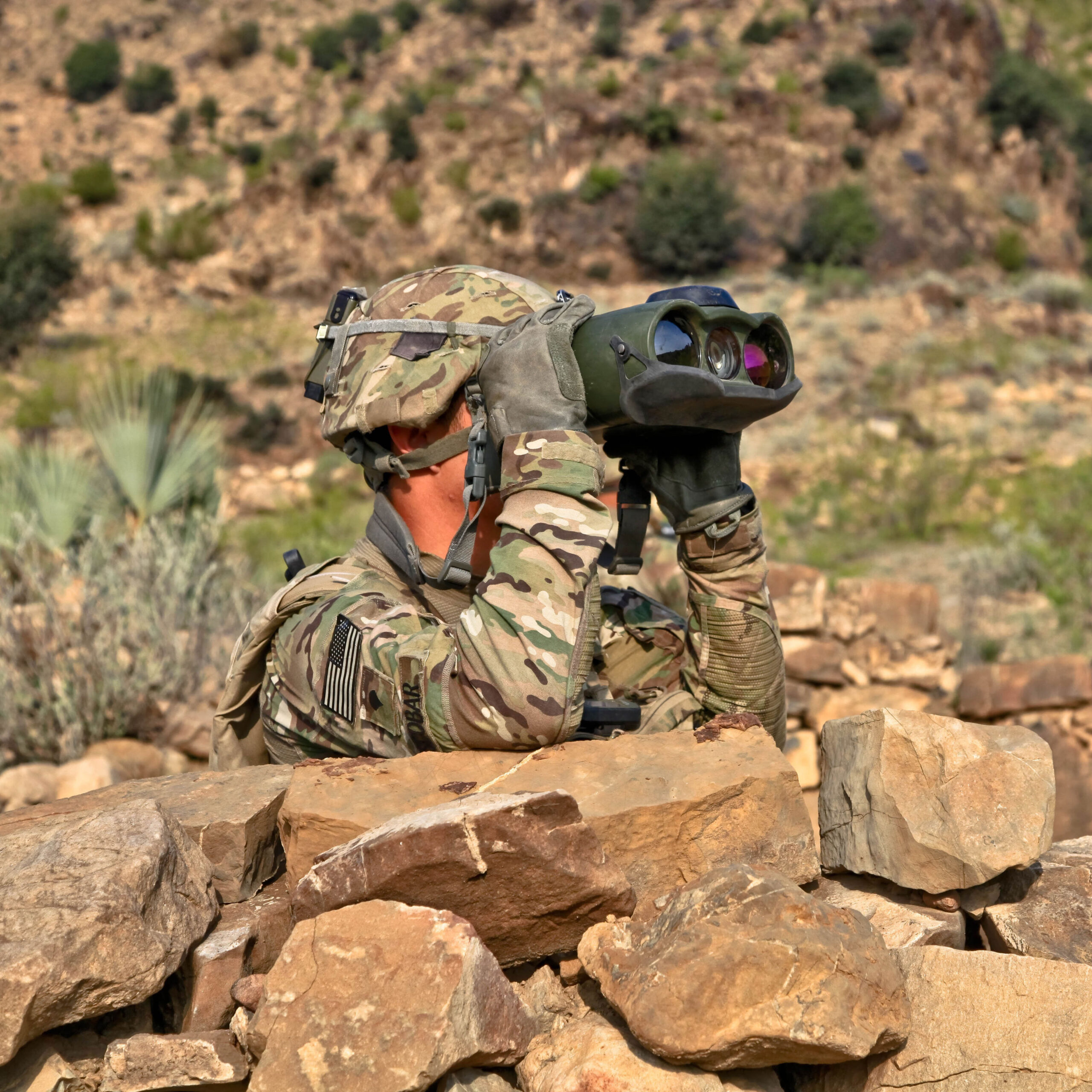 militaire avec des jumelles